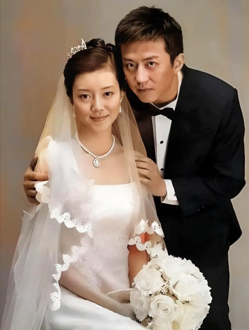 邓超与车晓这张剧照,不得不说,车晓在颜值上,气质上,气场上,都甩了