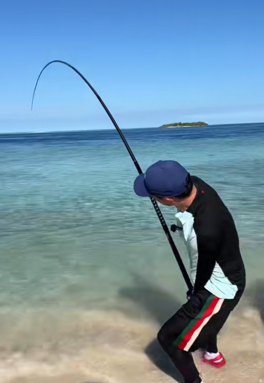 钓鱼界的大佬邓刚最近钓出国界,到马尔代夫去了,这次选择在美丽的