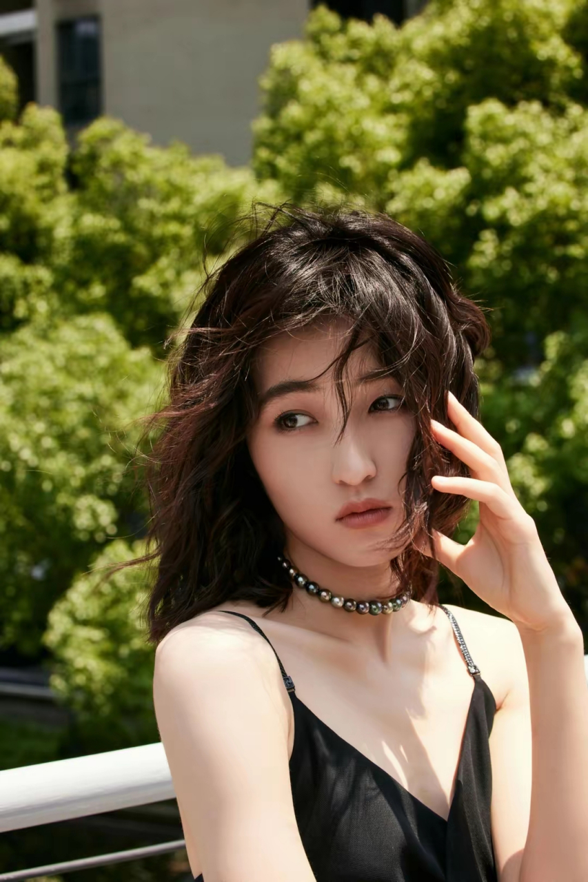 张子枫大胆尝试新造型,微卷发搭吊带深v长裙,性感成熟,令人眼前一亮