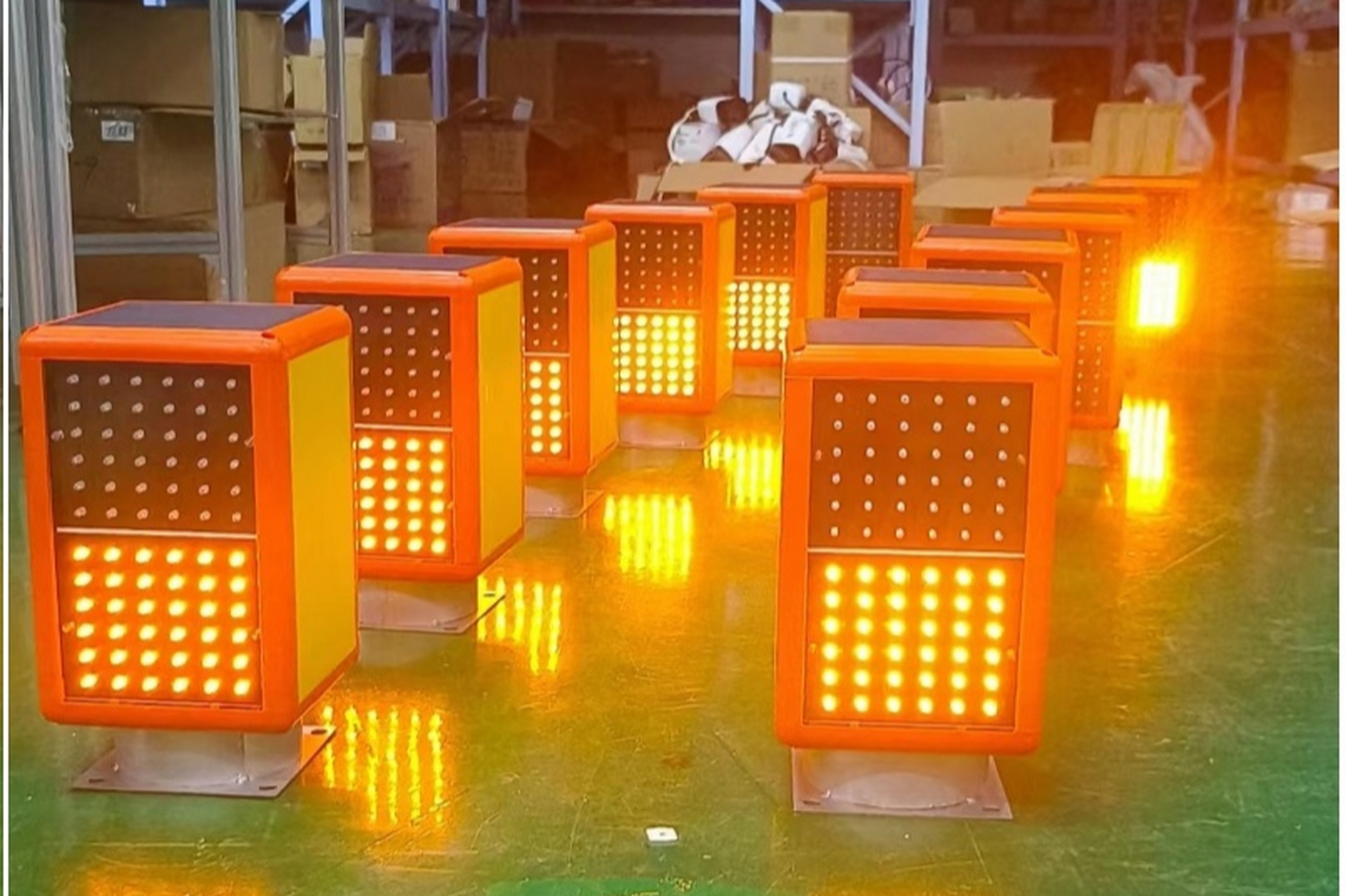 桥梁隧道团雾诱导灯采用led和智能控制,照亮夜间与恶劣天气!