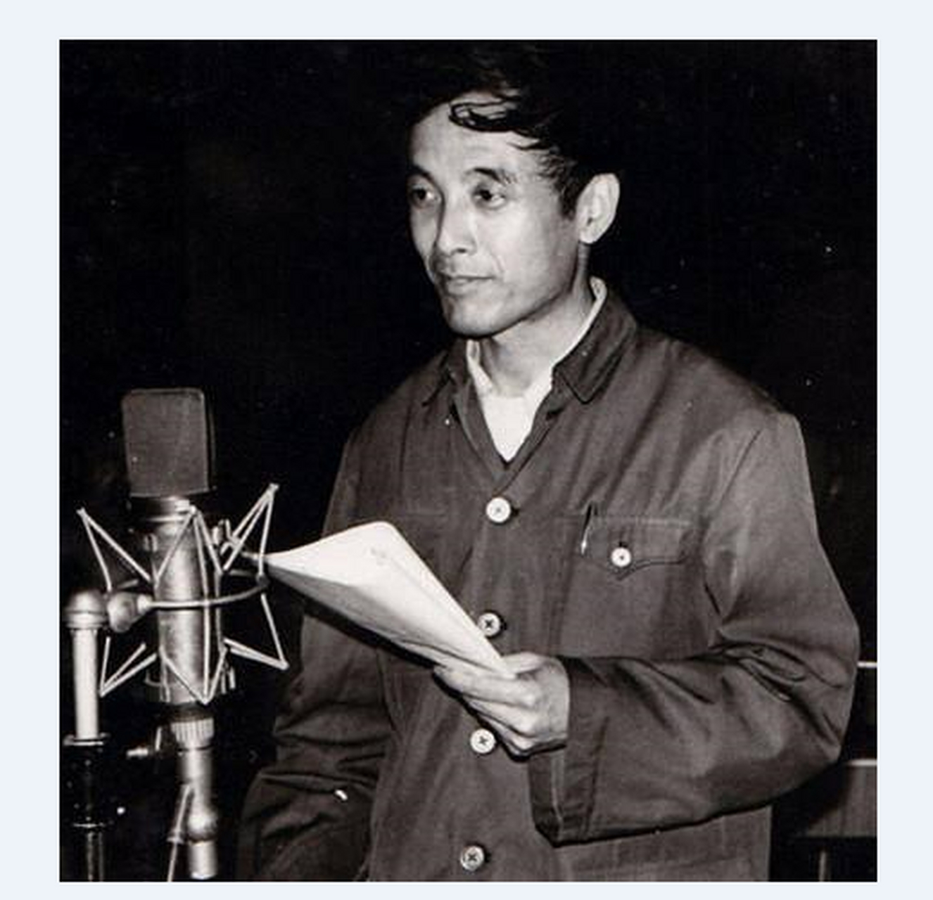 雷长喜,上海戏剧学院语言老师,业余配音演员,身材瘦削但嗓音威严.