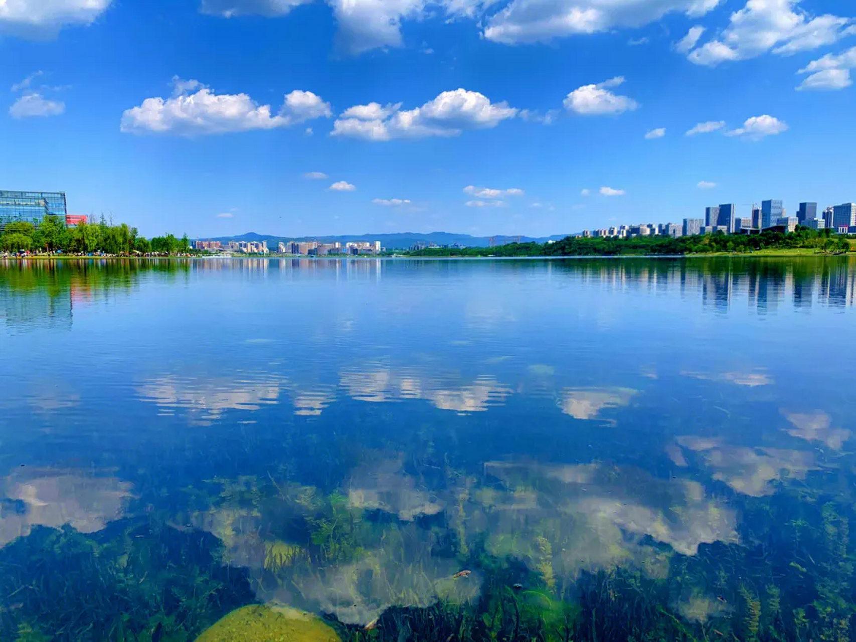 揭秘成都兴隆湖:一座城市的生态绿肺  在繁忙的都市生活中,我们常常