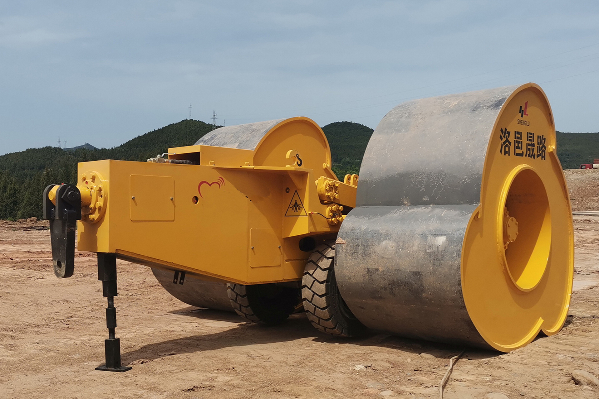 梅花冲击压路机,高效先进,助力基础设施建设!