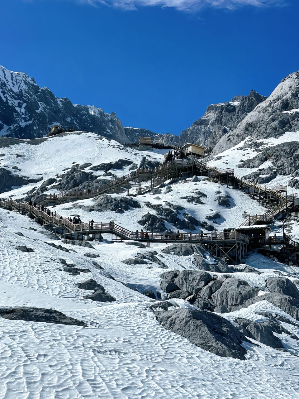 跃上玉龙雪山:在4680米的高处,感受心跳与信仰的交响 在云南的西北角