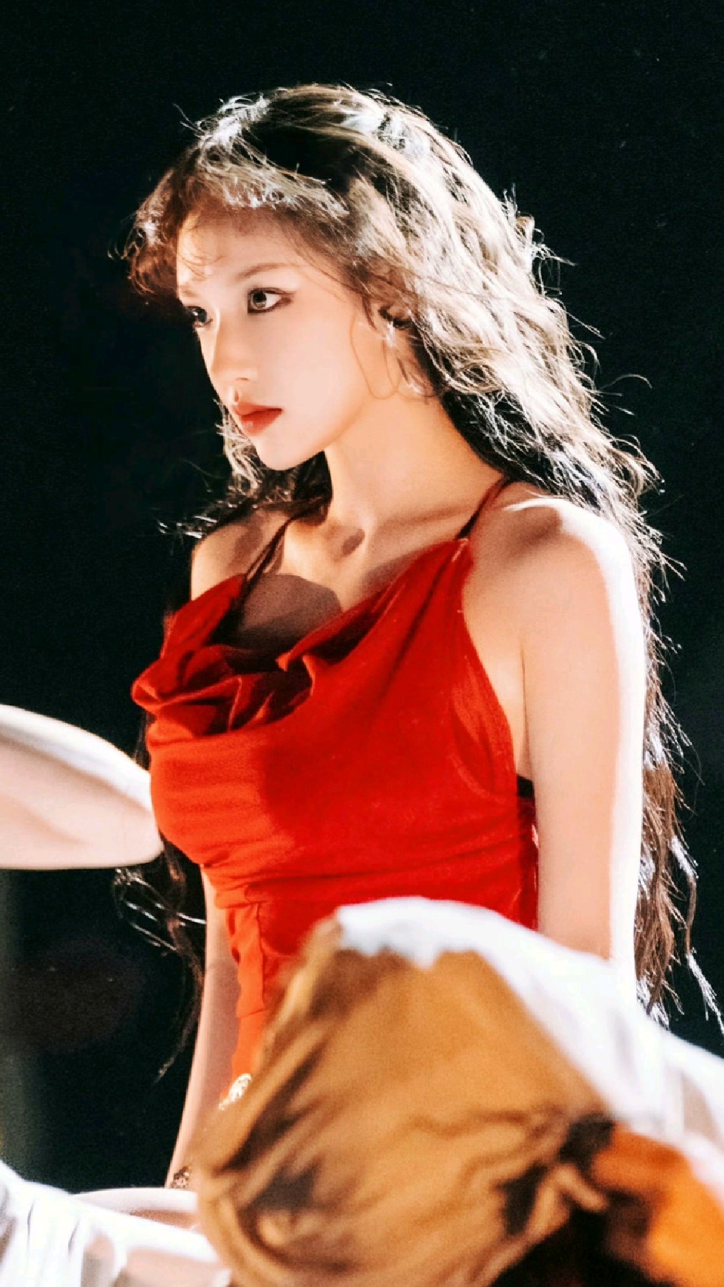 舞台上热烈绽放的红玫瑰程潇的红衣舞台真的好美