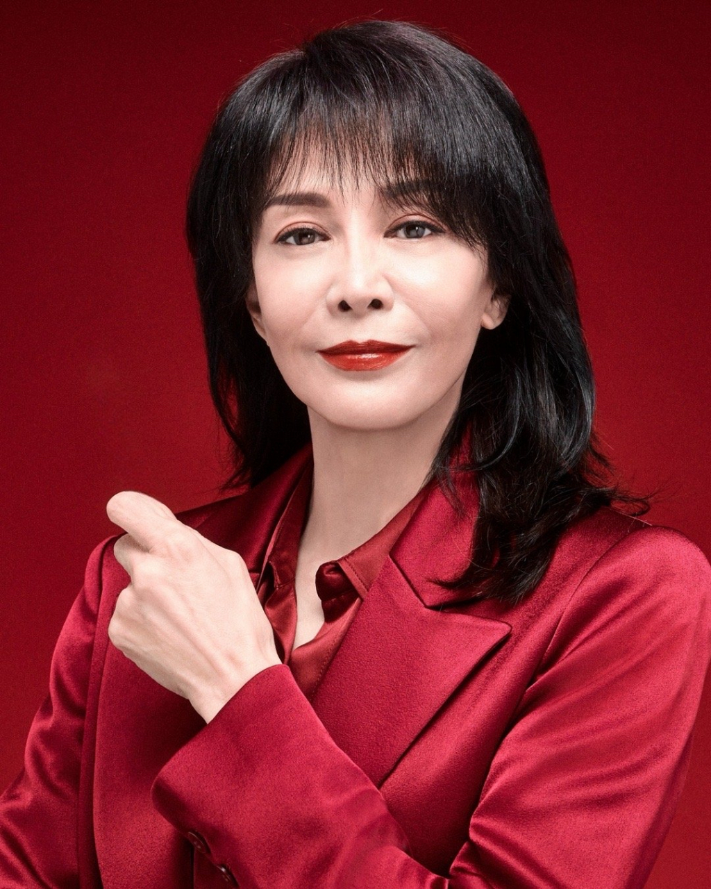 郑裕玲分享最新美照,红气养人,2024都要红红火火