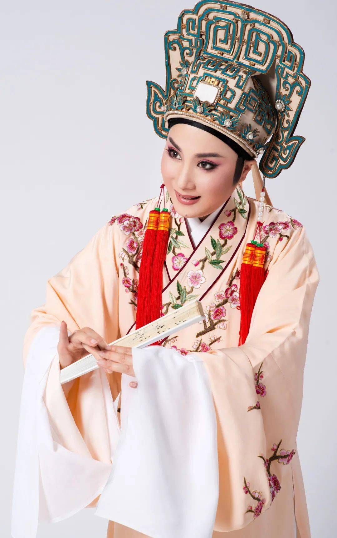 塑造了众多鲜活的人物形象,成为了越剧艺术的瑰宝