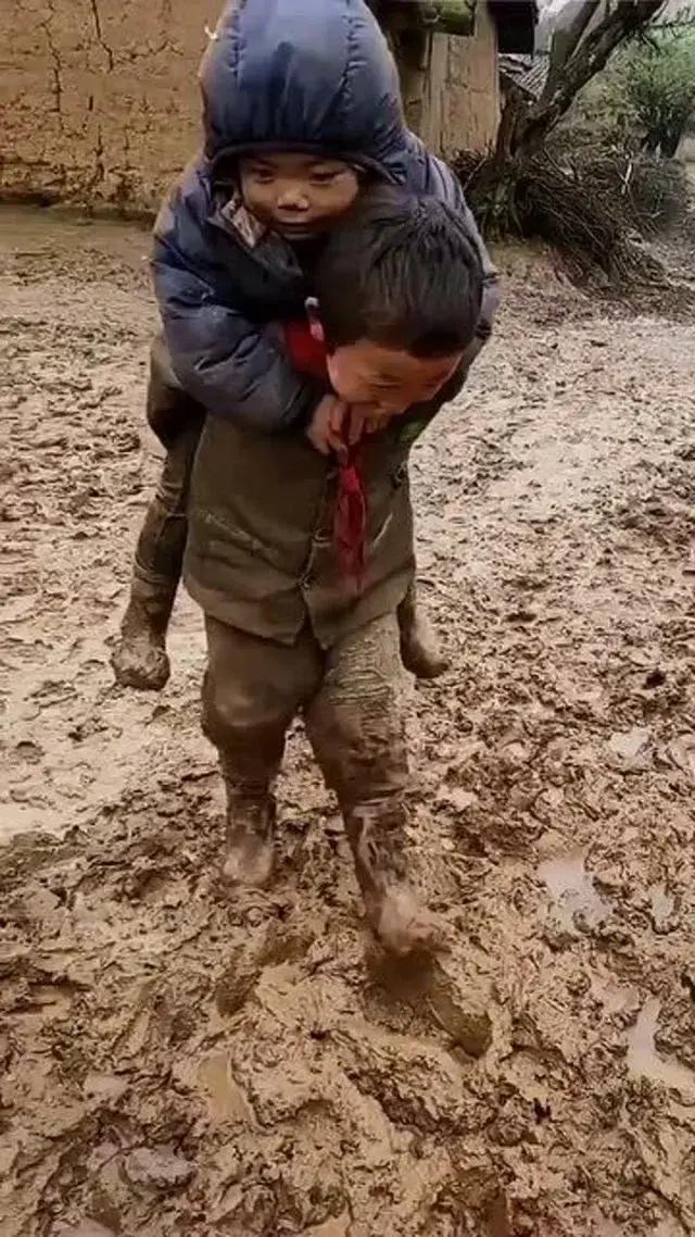 父亲看完信哭了,表示长兄为父,要护全弟弟.