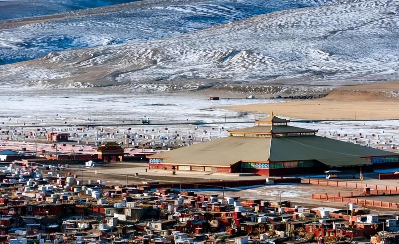 从半山坡往下眺望,会发现整座寺庙十分气派,不过觉姆区所居住的房子和