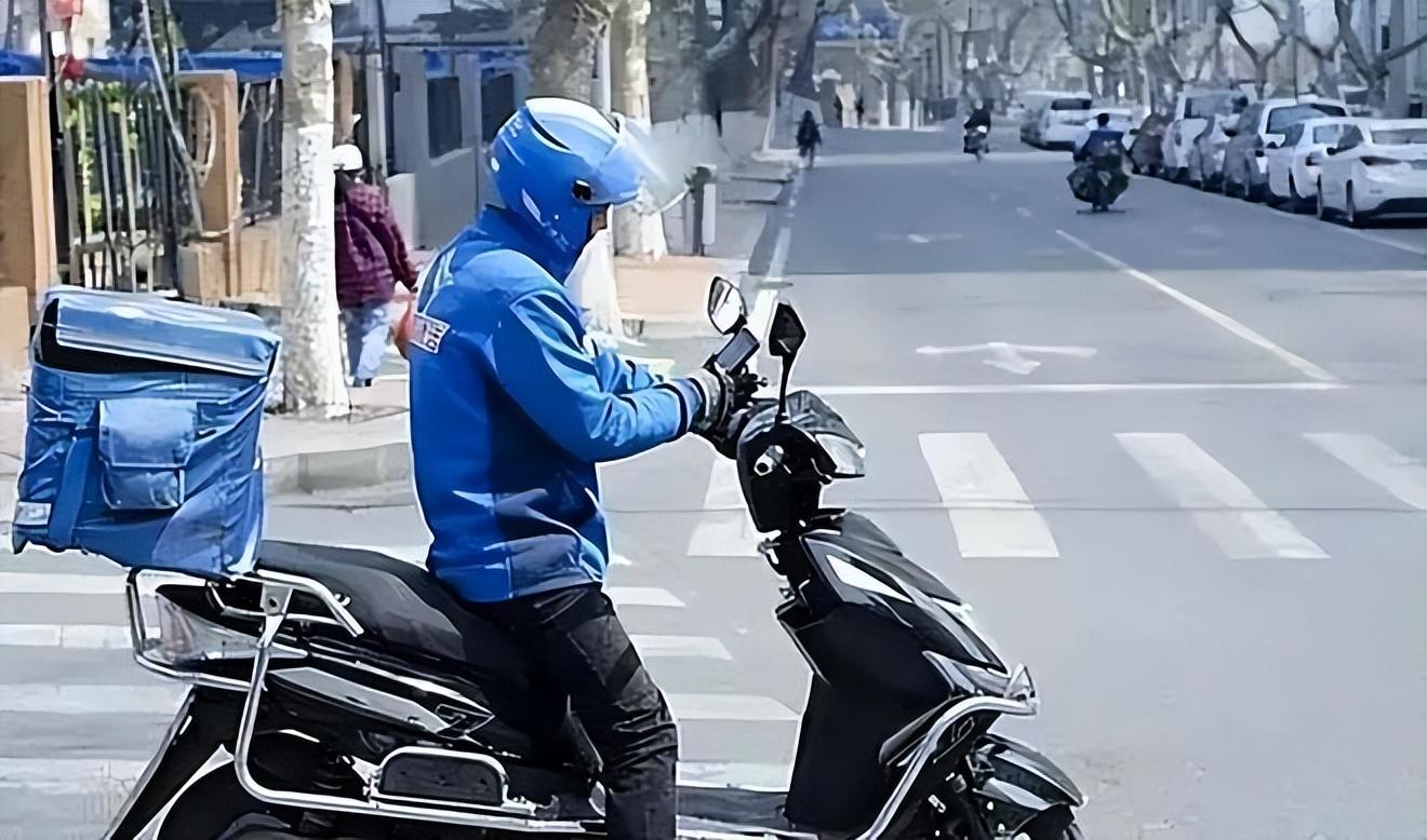 回顾21年外卖骑手因5000元工资自焚刘进你不懂穷人的苦