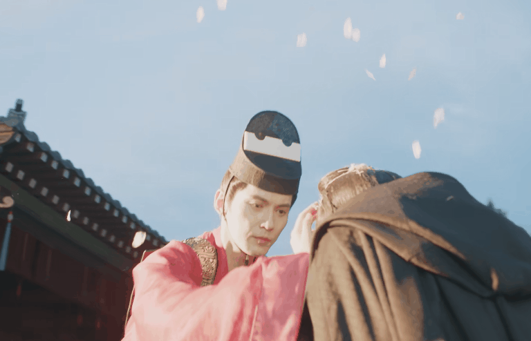 他一个箭步冲上去,解开披风的瞬间开始转圈圈,而且将衣服盖在女主身上