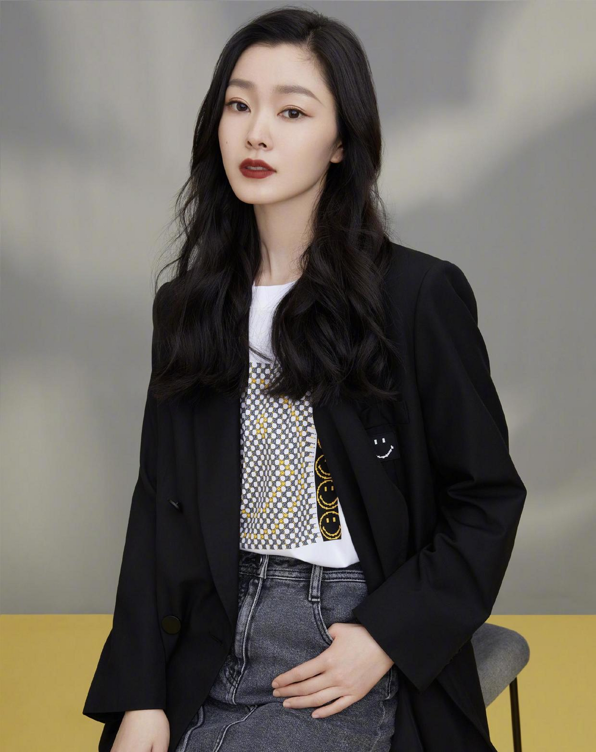 宋轶带火了"简约显贵"穿搭:黑色短外套 牛仔裤,高级又洋气