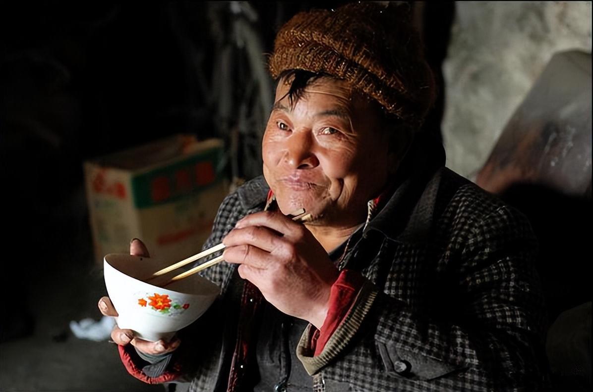 回顾:淮南"义丐"谢海顺:20年来乞讨为生,收养8个弃婴