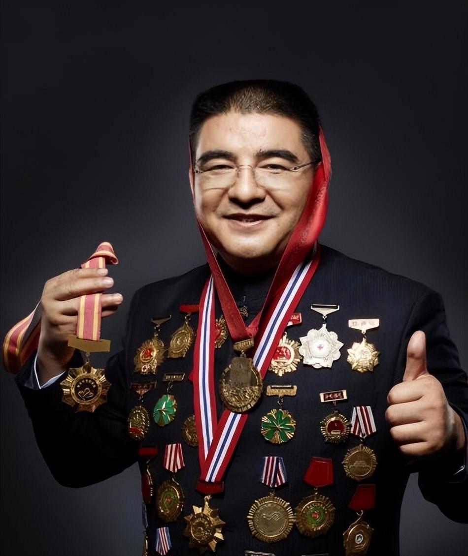 结束后,观众们的耳朵终于能"重见天日",也终于获得了陈光标给予的奖品