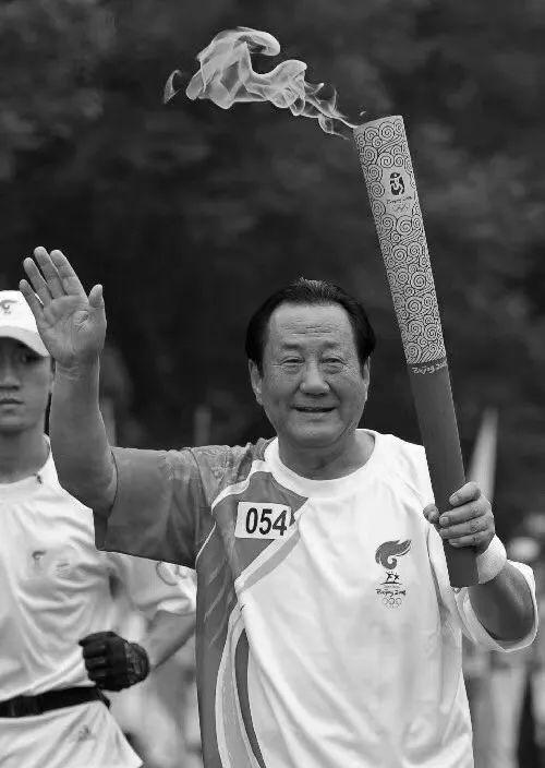 2015年万里去世北京前副市长张百发当众下跪他二人是何关系