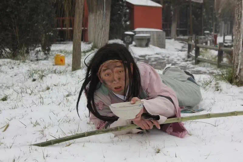脸上涂黑抹脏,拿上乞讨碗,打狗棍,李金刚便能立刻进入乞丐角色