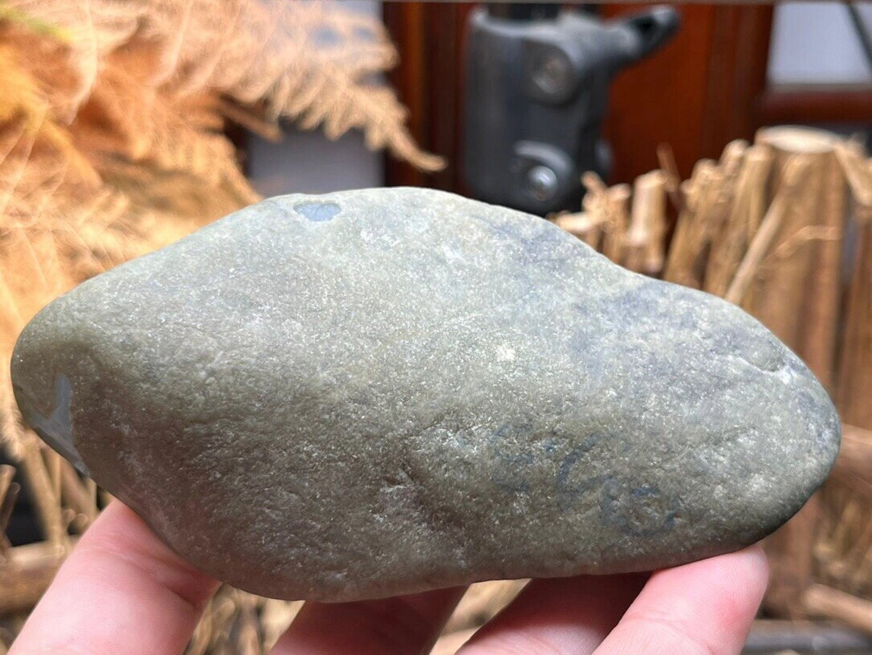 点击头像看直播# #翡翠原石#大象皮翡翠皮壳:大多数老象皮都会伴油蜒