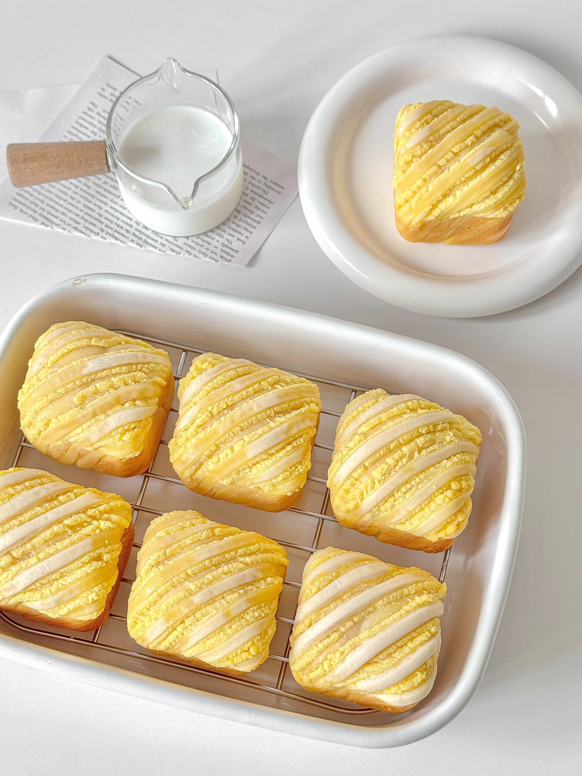 黄色奶酥迷你吐司的材料有面包,黄油,糖粉,淡