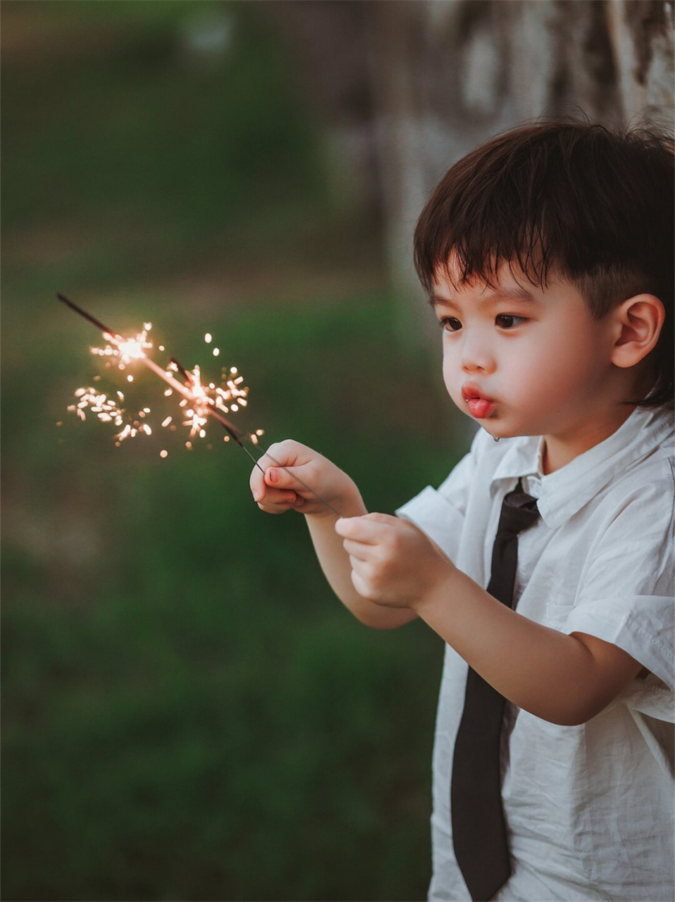 这个小男孩儿好像韩剧里的男主 长得也太帅了吧!