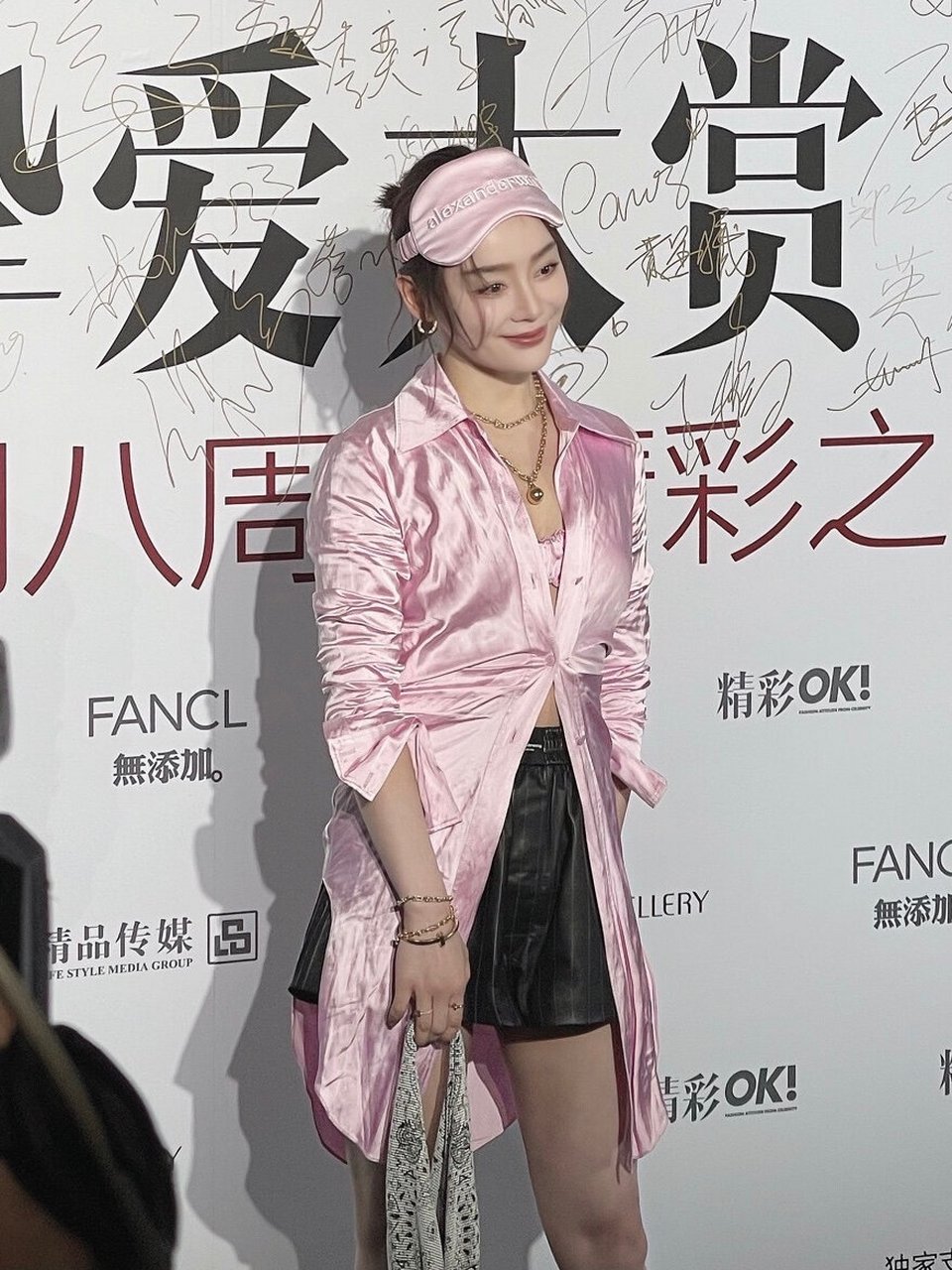 出奇招…袁姗姗穿睡衣走红毯  《精彩 ok!》红毯真是让人眼前一亮啊!