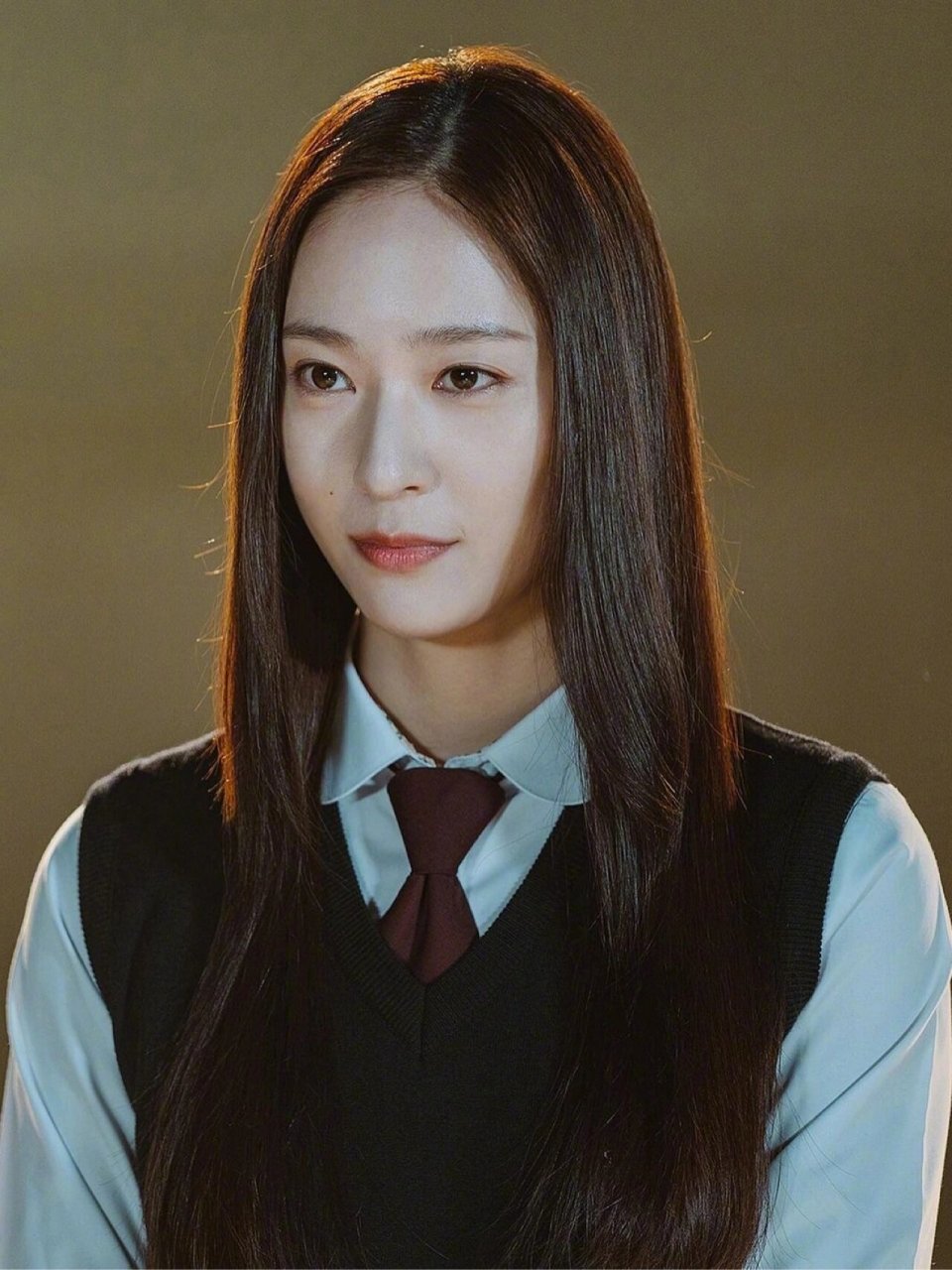 我一直很关注郑秀晶的新剧《警察课堂》,当我看到她在最新剧照中的