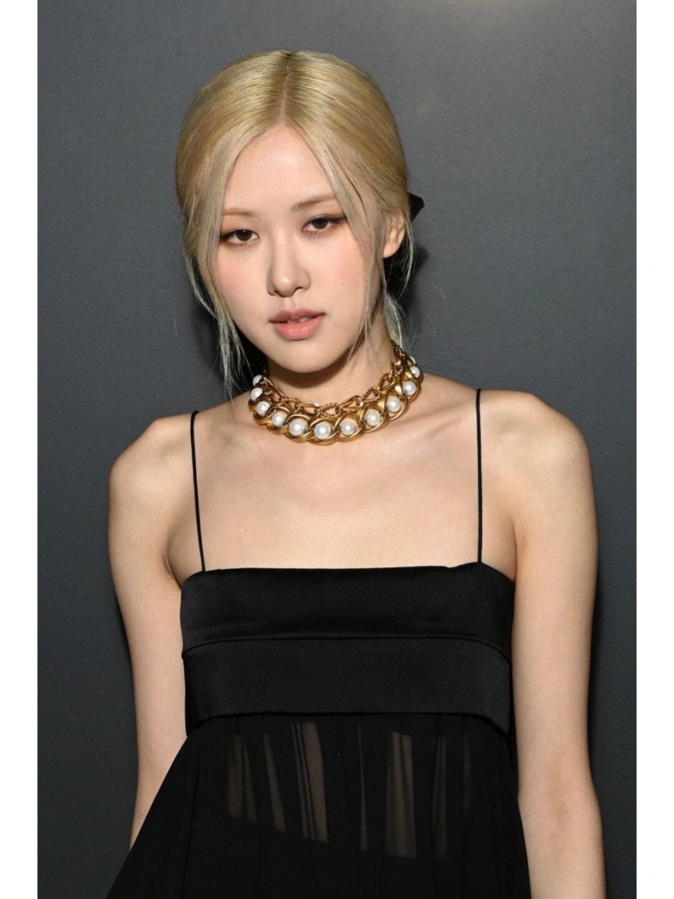 rose巴黎看秀造型,黑裙金发又酷又美  osé 朴彩英的巴黎时装周看秀