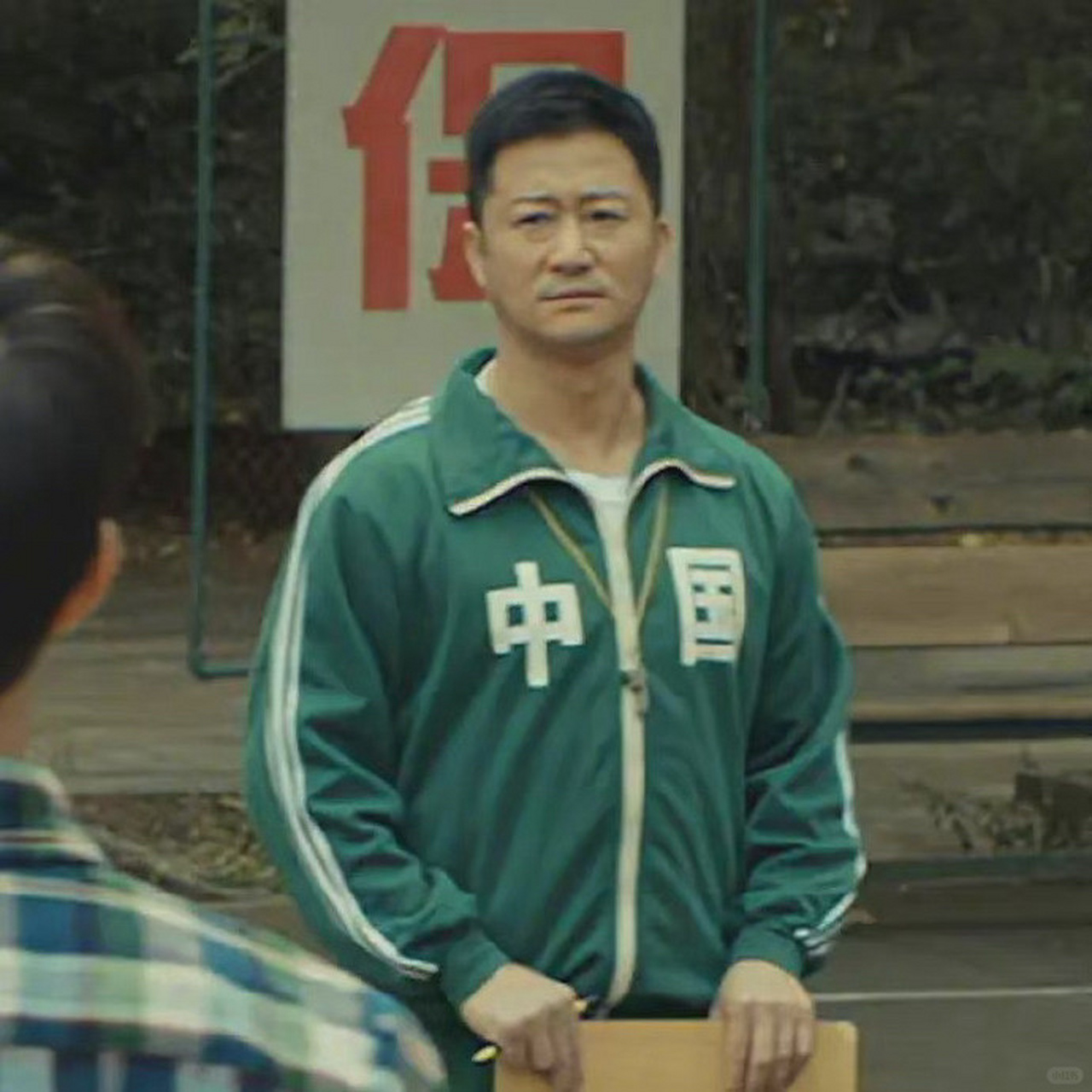 吴京中国运动服遭质疑  近日,演员吴京身着一款印有醒目「中国」二字