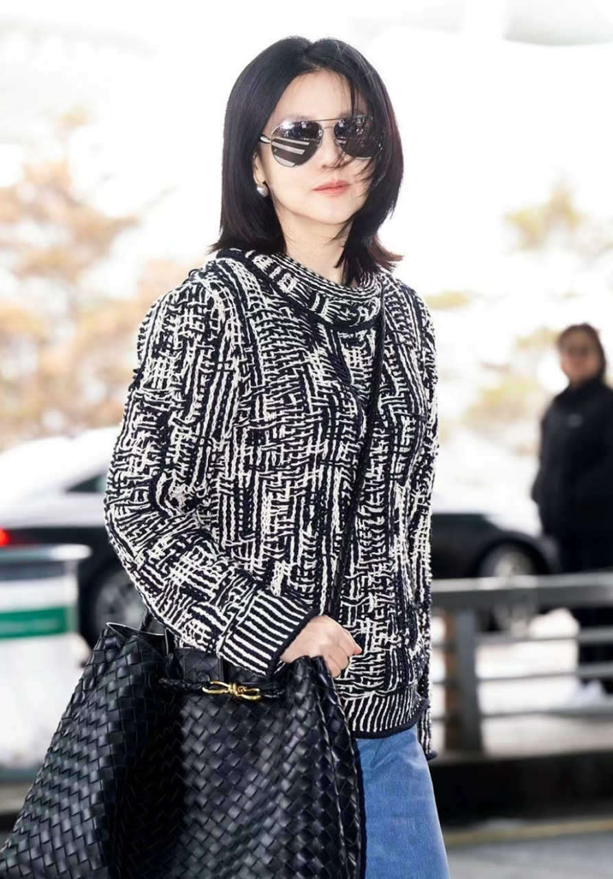 李英爱这状态也太好了!53岁依然保持着雪白美肌,肌肤状态好到爆!