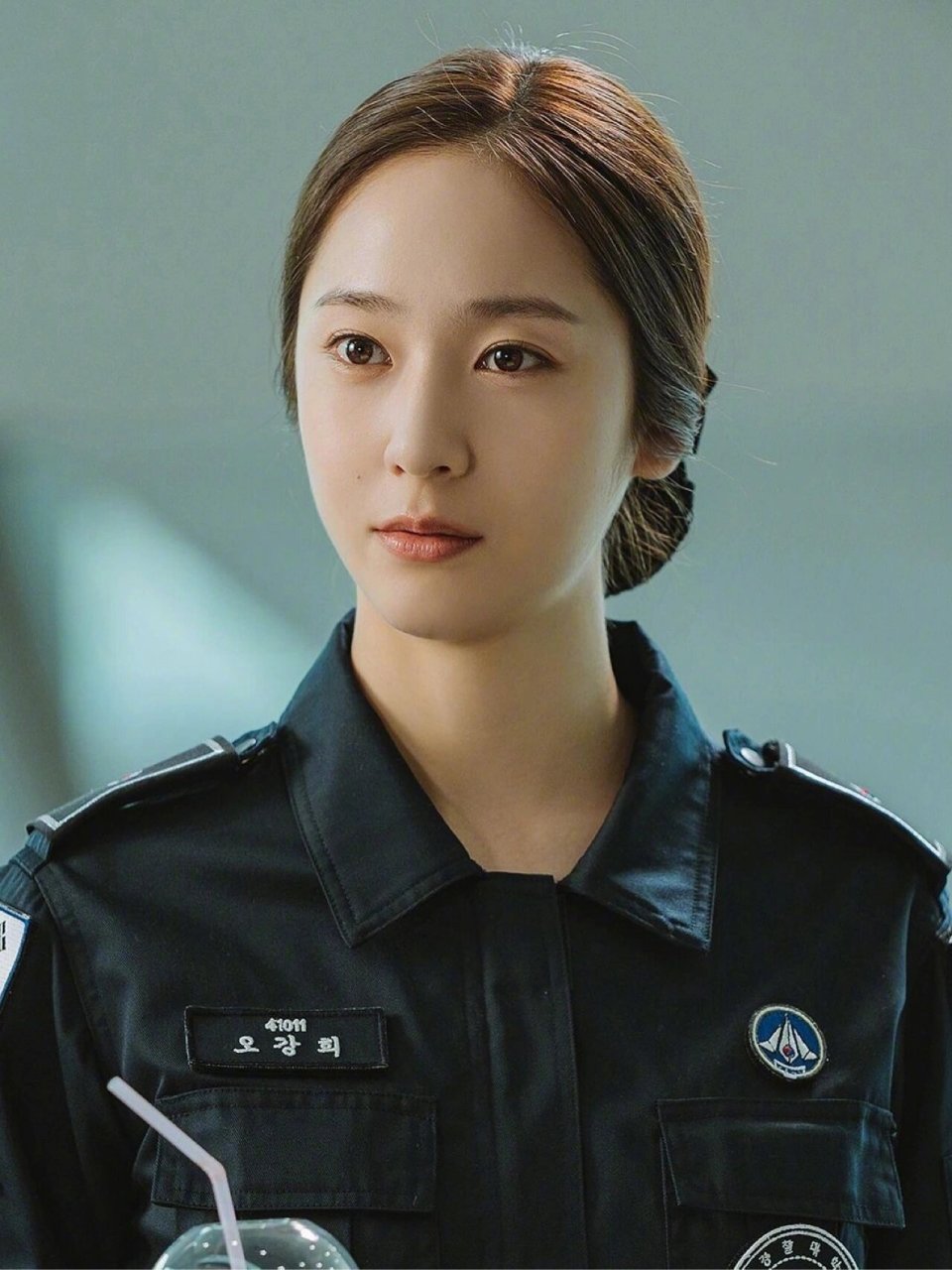 我一直很关注郑秀晶的新剧《警察课堂》,当我看到她在最新剧照中的