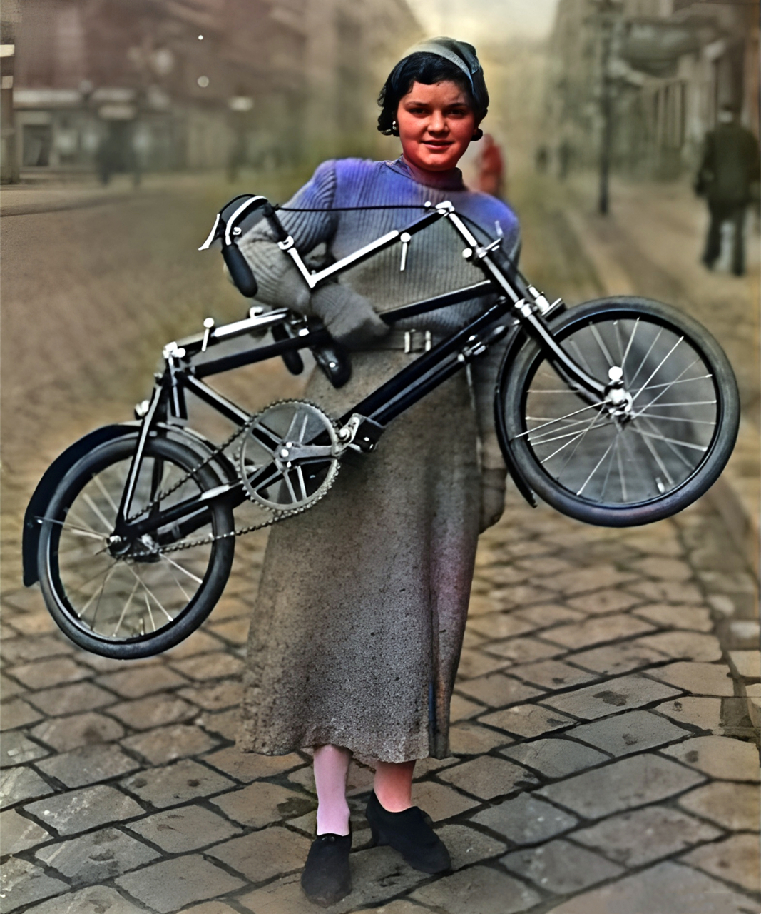 1936年,德国,一名女子手提一辆自行车.