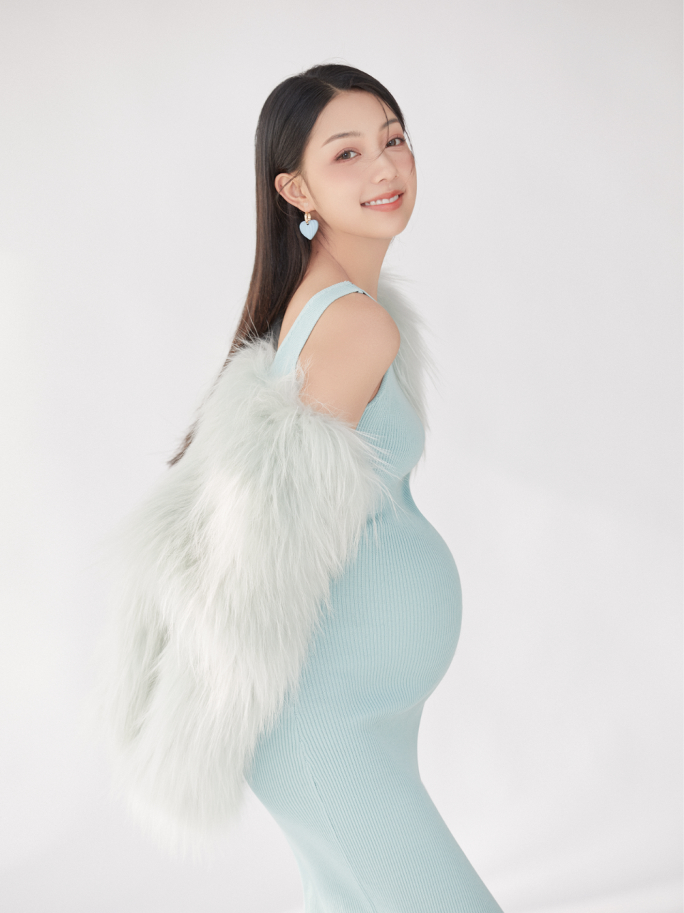 杂志感韩系孕妇照溢出屏幕的时尚魅力  简约吊带裙配气质披肩发,甜美