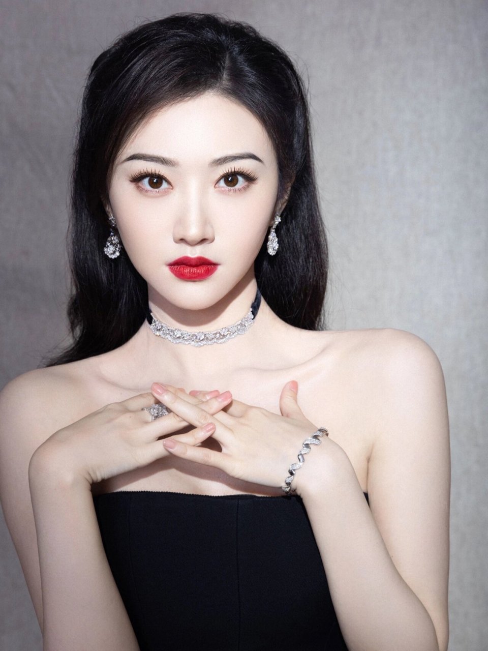 雪肌绛唇,景甜这身dior造型美出新高度  活动真是让人眼前一亮!