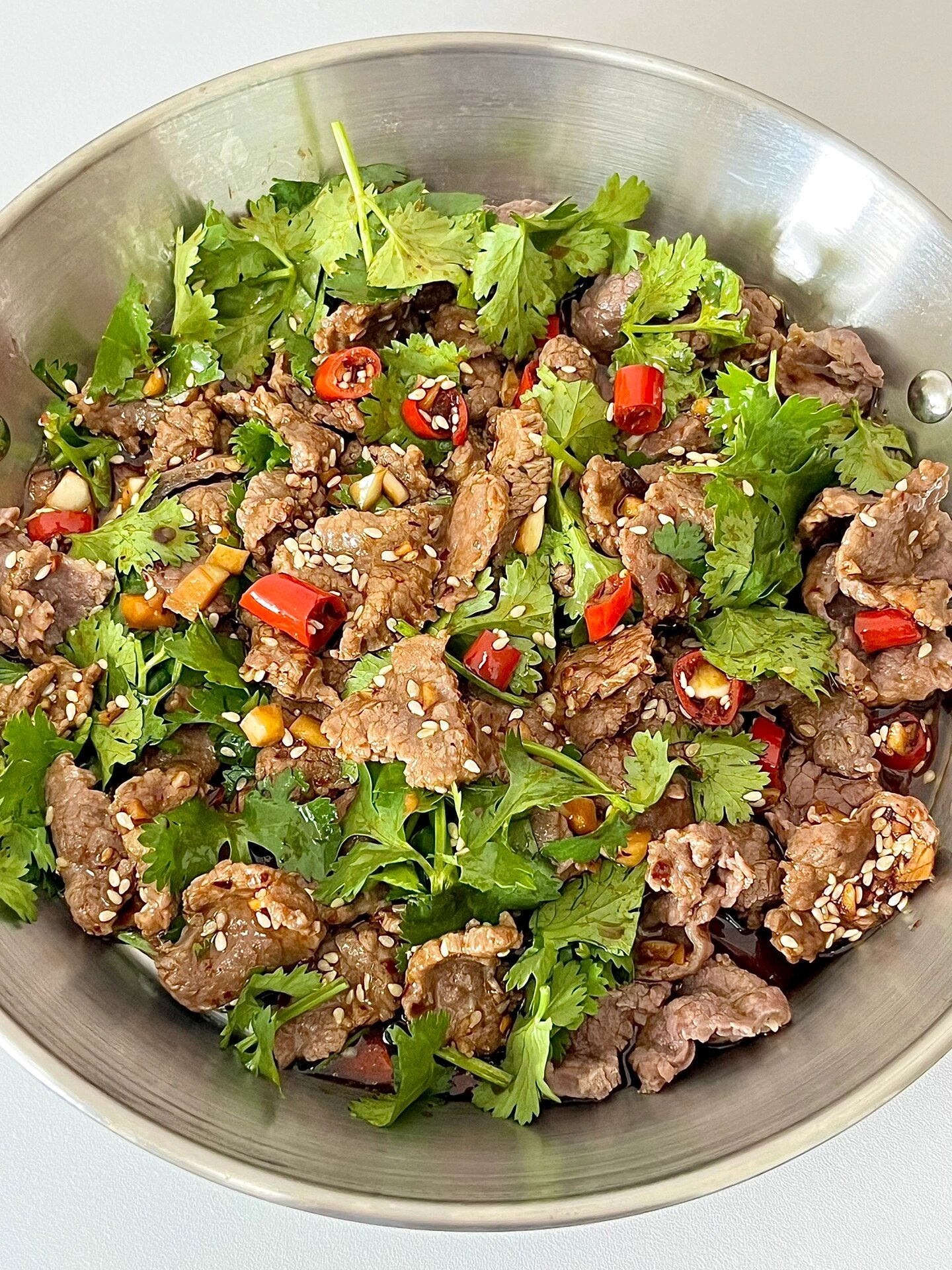 今天我要给你们分享一道让人欲罢不能的香菜拌牛肉!