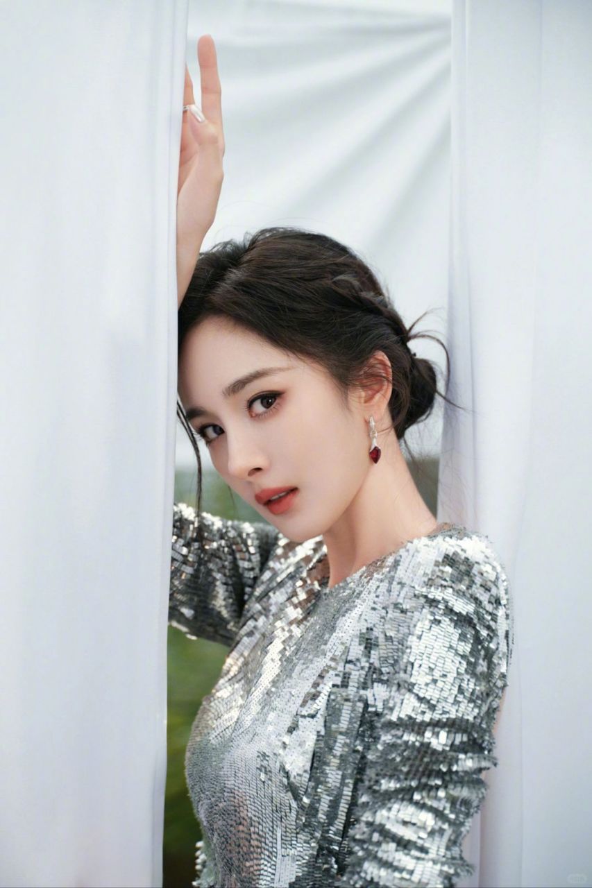 我觉得这套礼服与杨幂的气质完美契合,典雅之中又不失小性感.