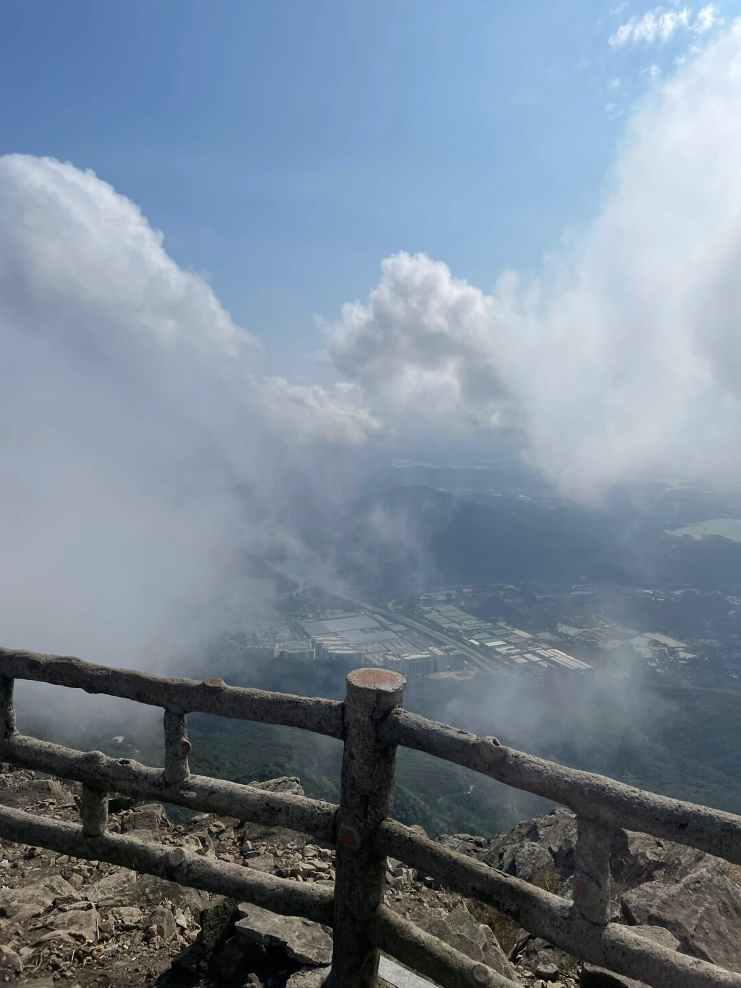 东莞第一峰银瓶山  在东莞的广袤大地上