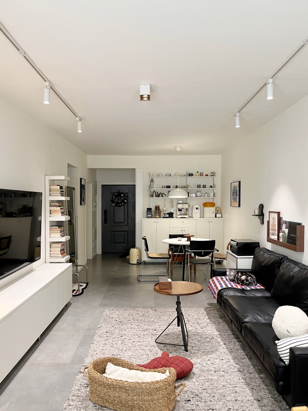 没有请设计师,没有豪华的装修,只有简单的硬装和满满的爱