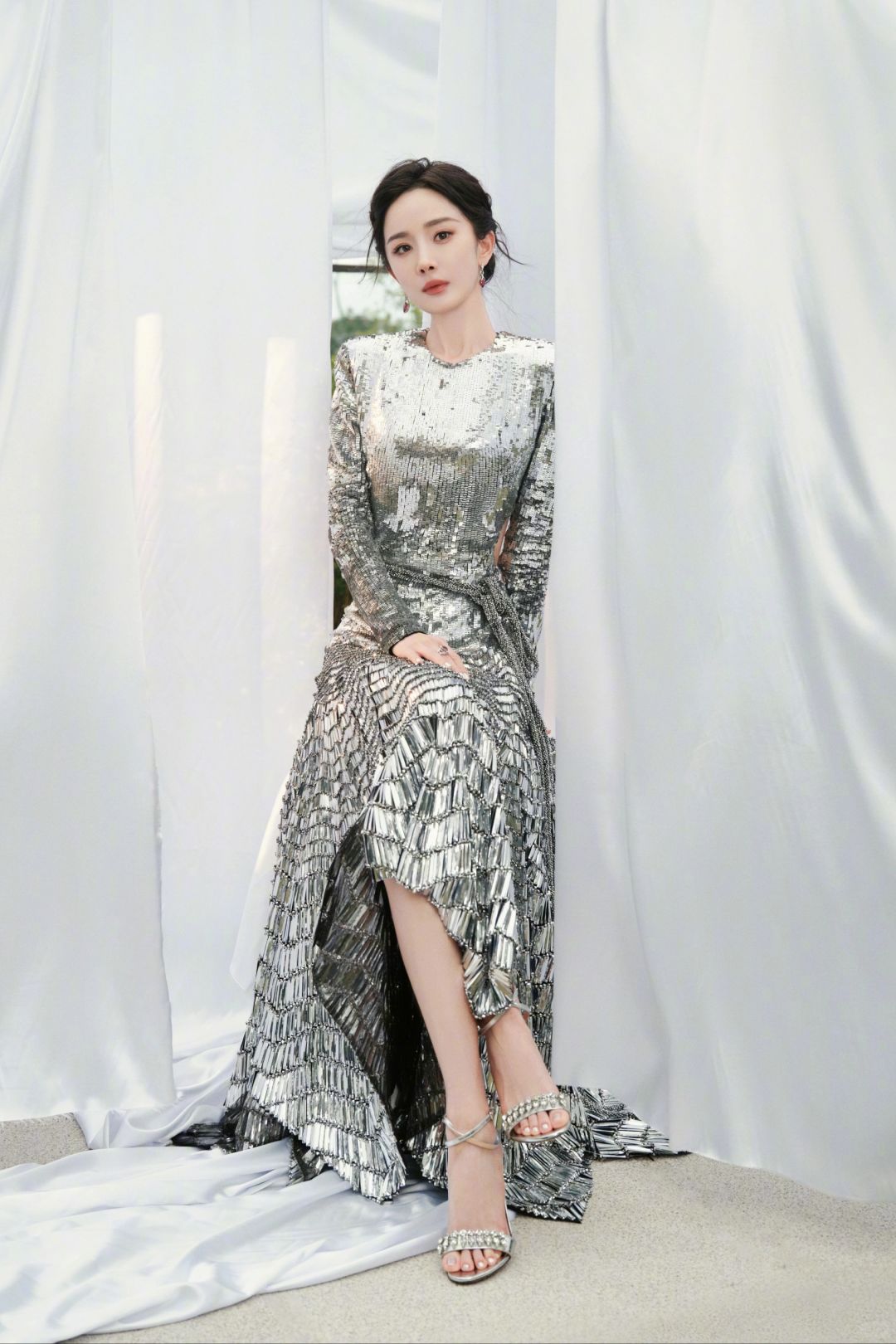 杨幂身着幂露背晚礼服熠熠生辉,典雅与性感并存  杨幂露背晚礼服在