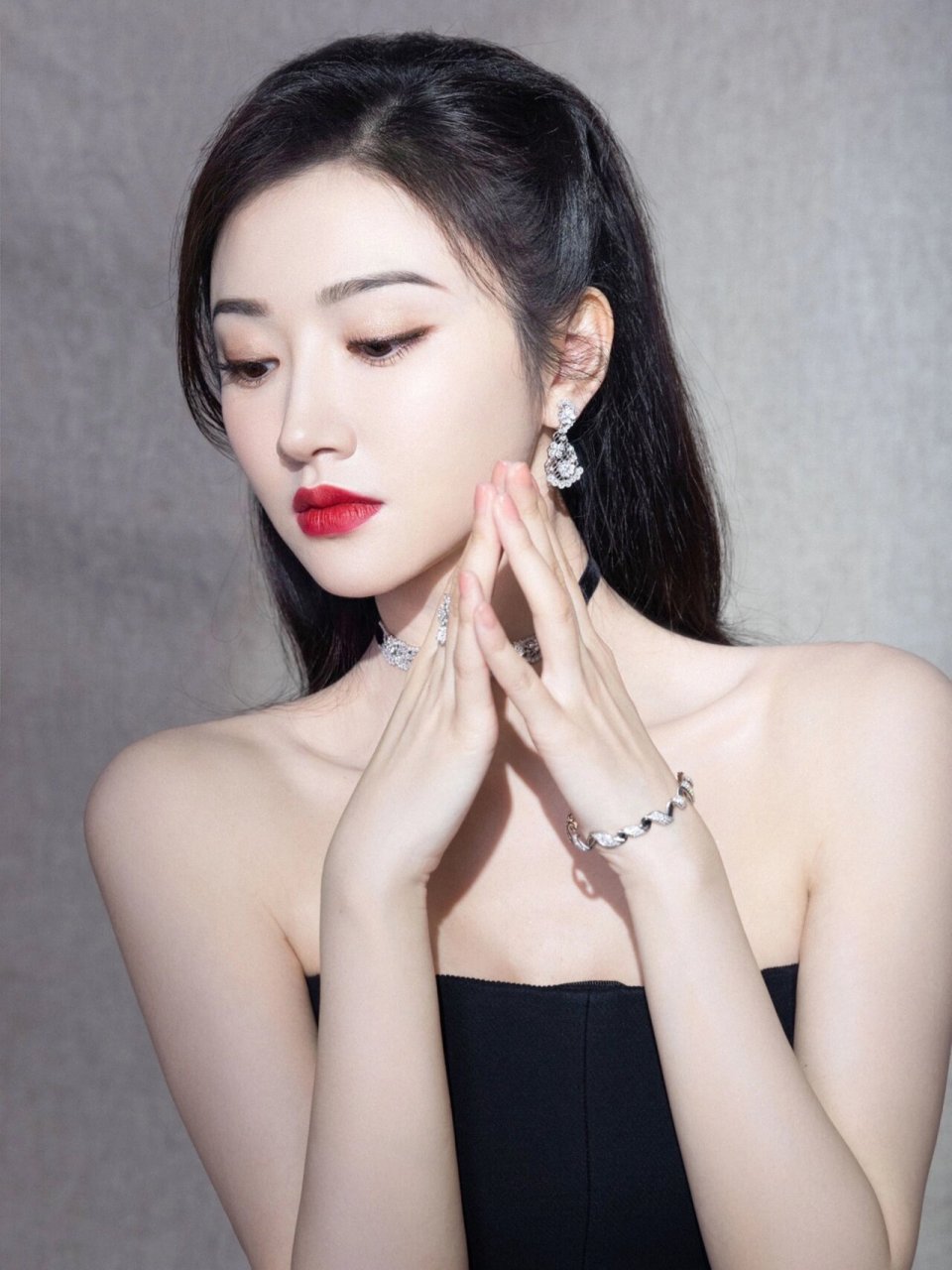 雪肌绛唇,景甜这身dior造型美出新高度  活动真是让人眼前一亮!