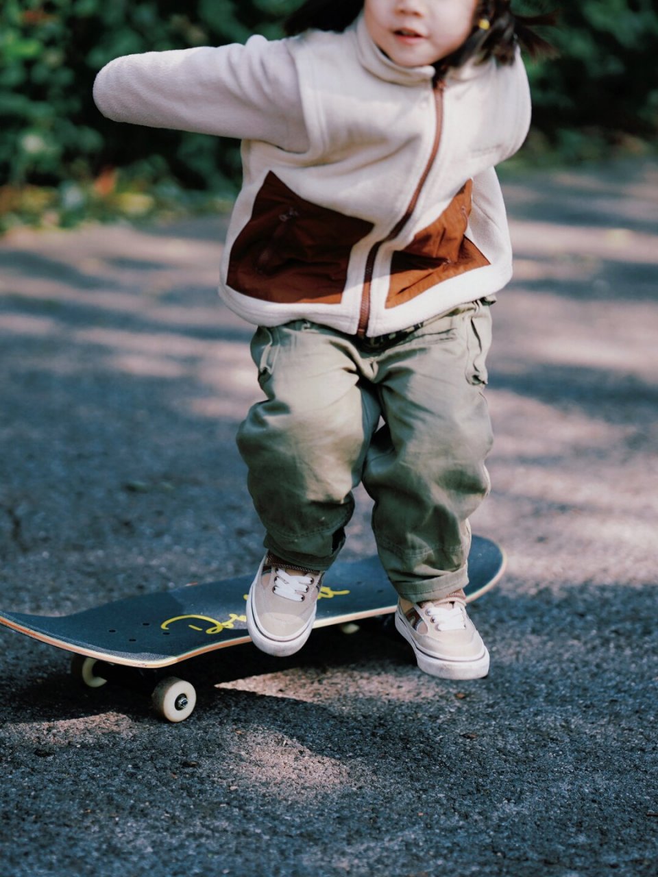 😎她脚踩滑板,身姿矫健,仿佛风一样在绿地上穿梭,引得路人们都纷纷