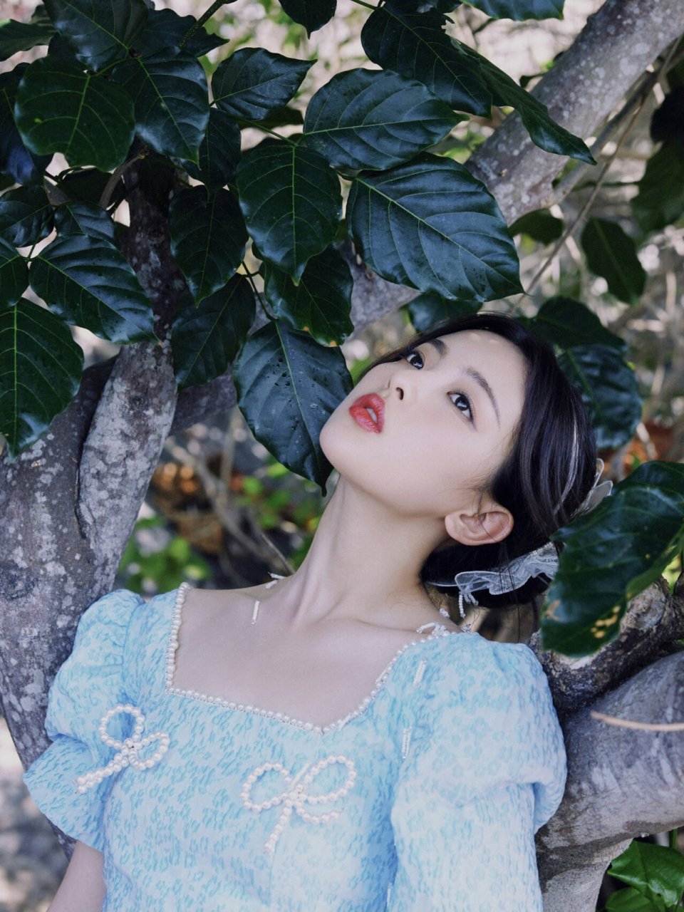 发饰加分,杨超越的珍珠连衣裙好看不贵  最近我特别喜欢杨超越的一身