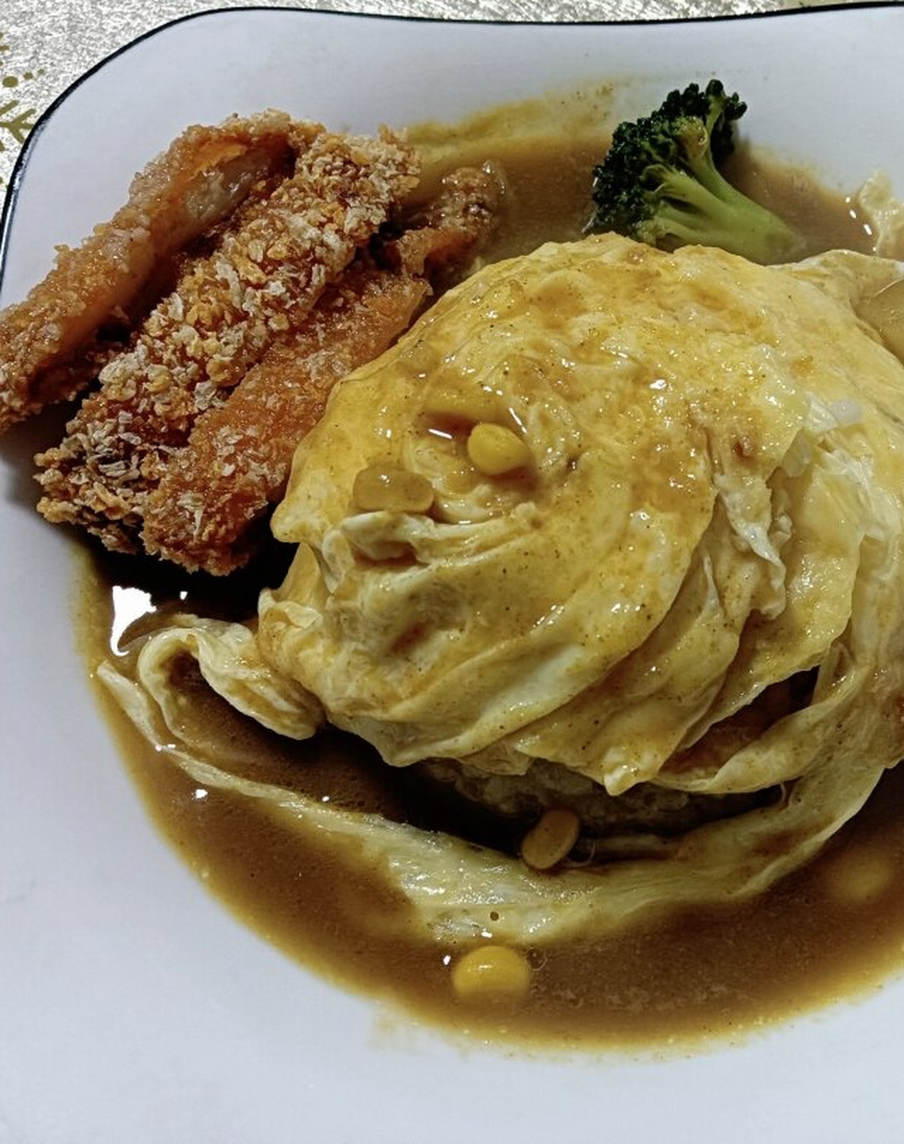 给宝贝做了一份鸡排咖喱蛋包饭,看着他吃得津津有味的样子,我都忍不住