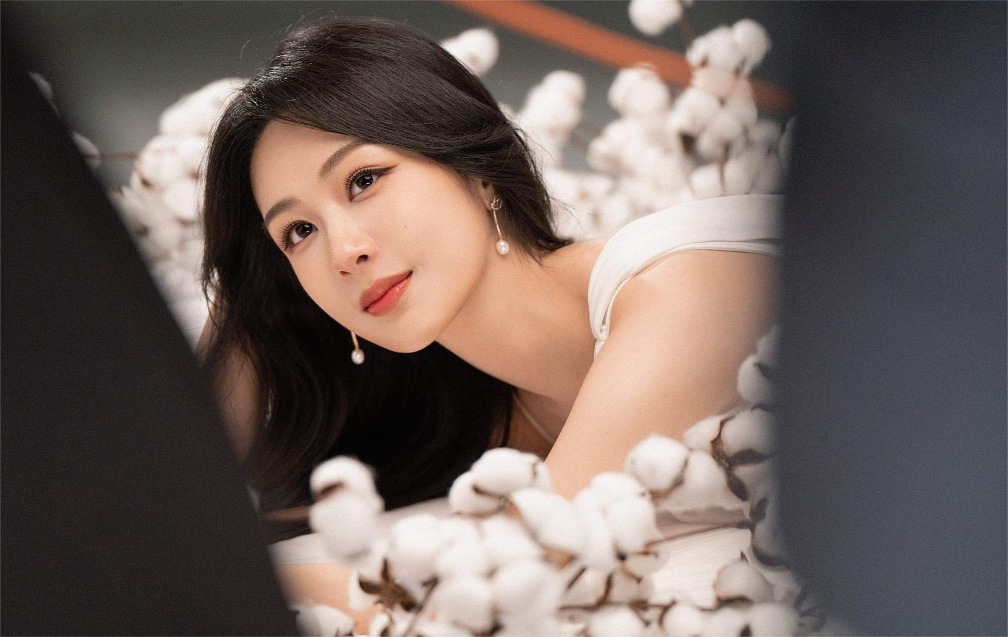 杨紫身着天山白亮片鱼尾裙亮相,宛如春日里的一抹清新,让人眼前一亮