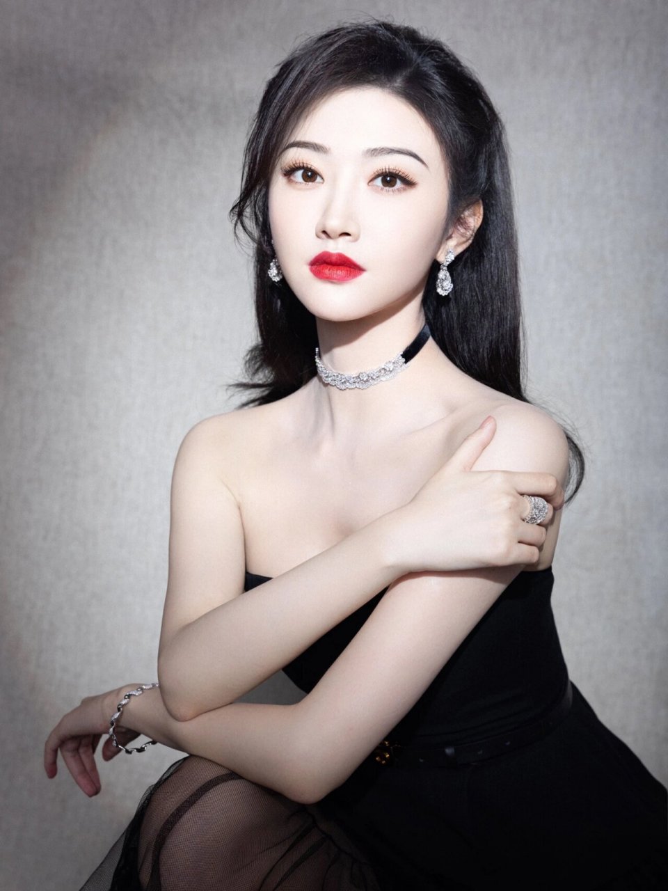 雪肌绛唇,景甜这身dior造型美出新高度  活动真是让人眼前一亮!