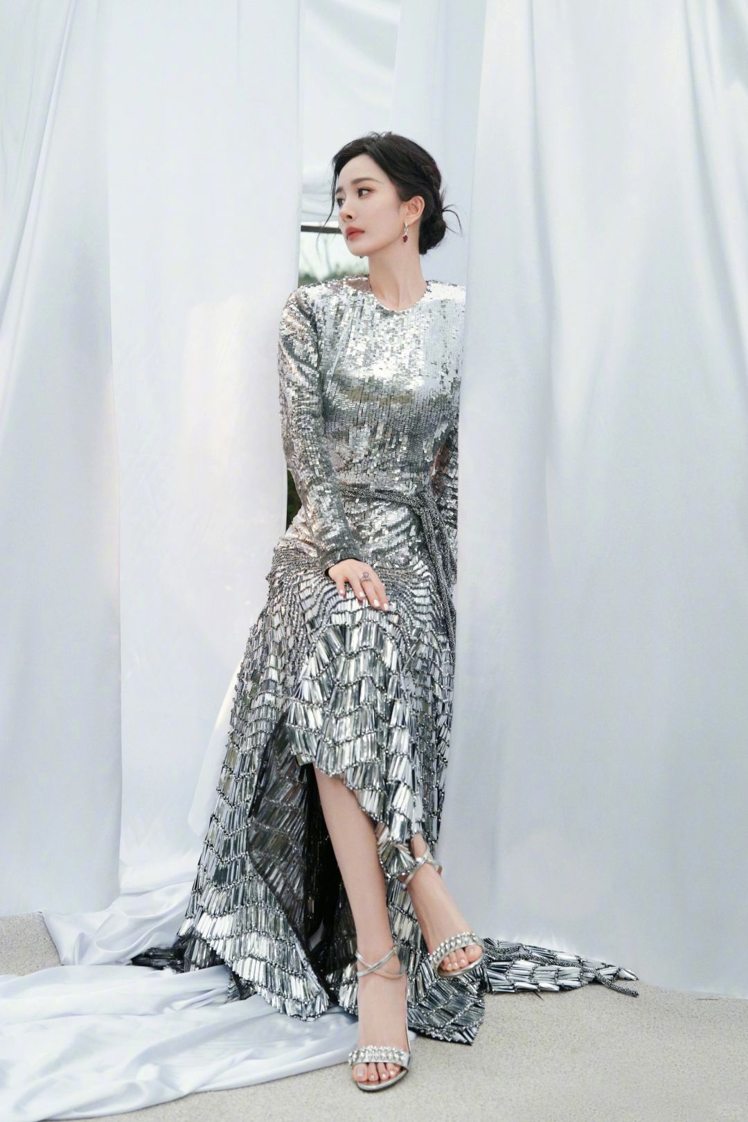 我觉得这套礼服与杨幂的气质完美契合,典雅之中又不失小性感.