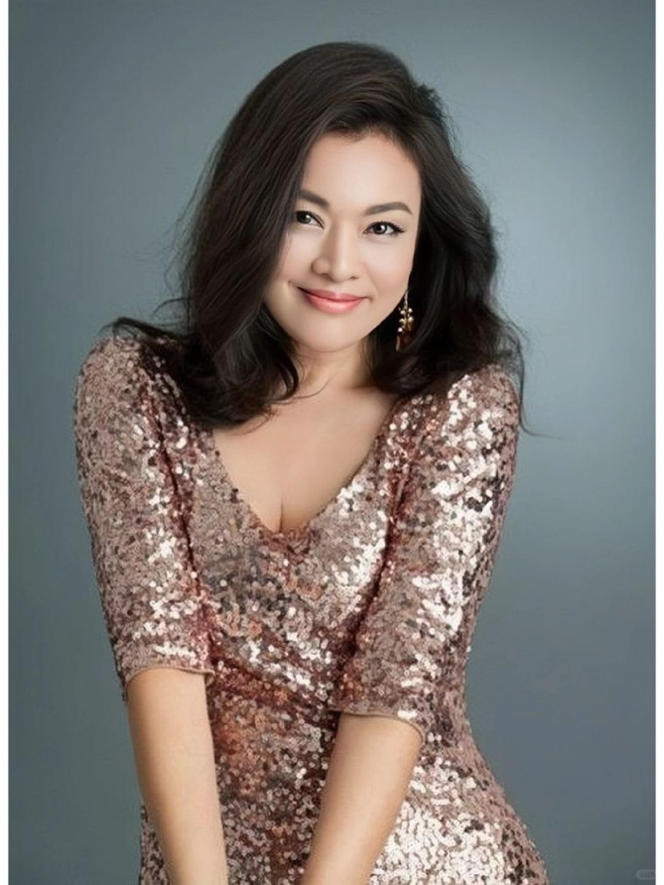 史可:亚洲版安吉丽娜·朱莉,独特魅力引领时尚风潮  史可在年轻时,其