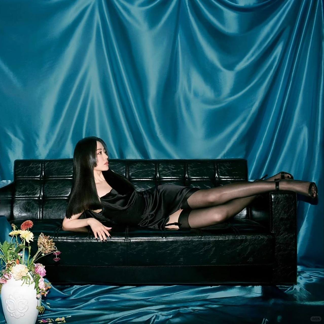 实力派歌手展现御姐风采,中分长直发与高跟鞋彰显性感魅力  张靓颖,一