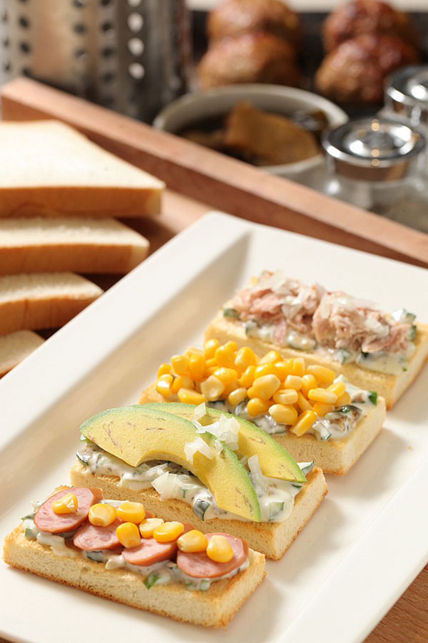 缤纷开放式三明治佐脆黄瓜酱  食材: 吐司5片 小黄瓜1/2根 酱瓜2根