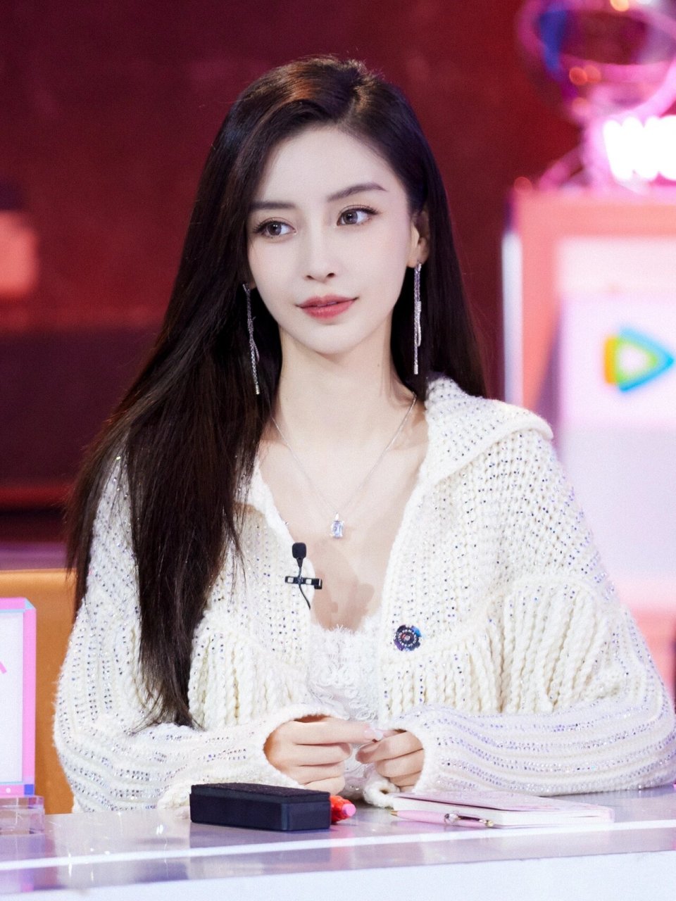 《心动的信号4》收官,angelababy纯美造型亮相