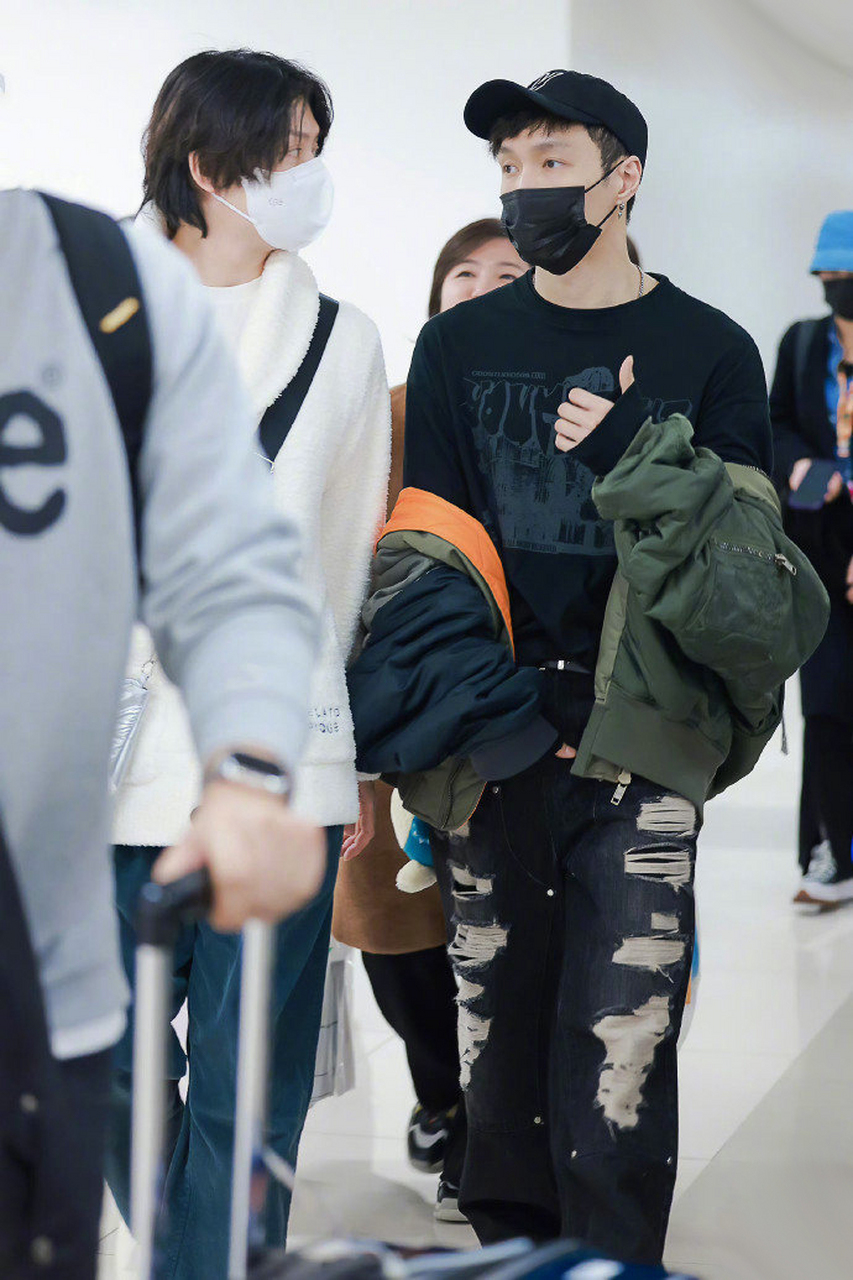 张艺兴金希澈在东京机场偶遇!