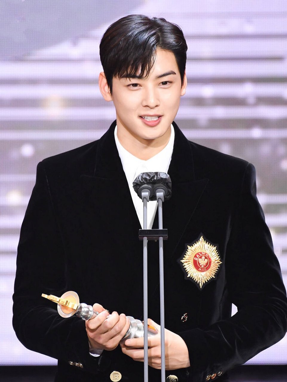 两位韩国宝级帅哥撞衫,宋仲基和车银优比帅  哇,看到宋仲基在新电影